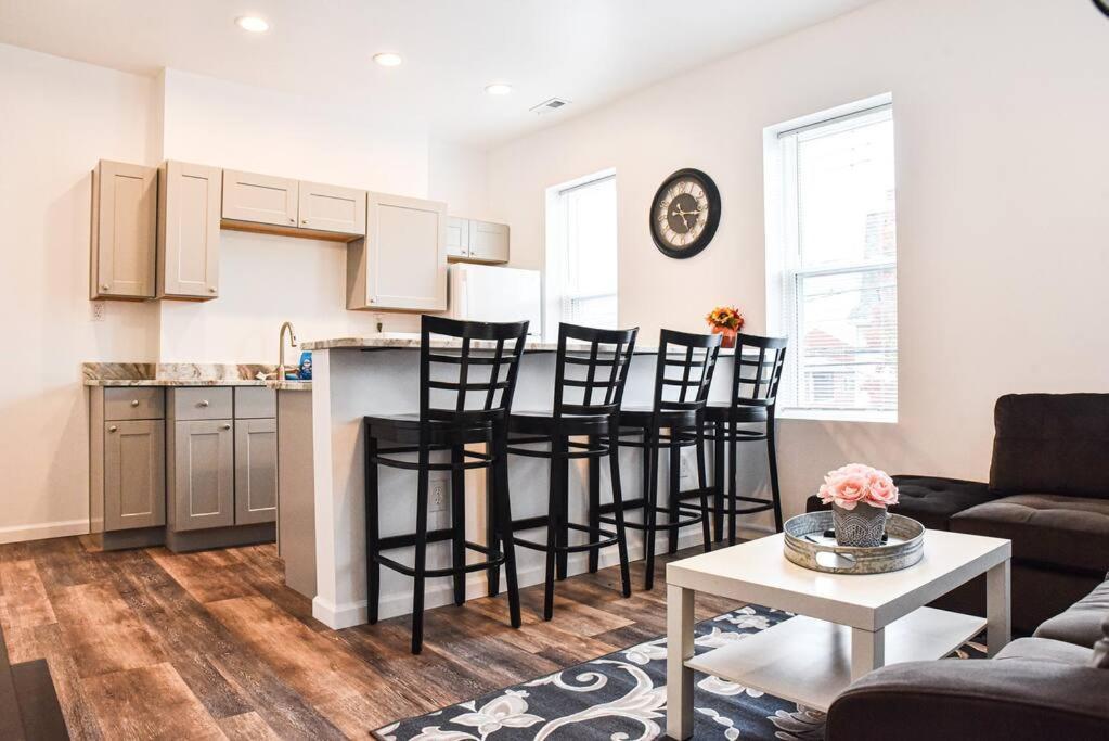 Apartment Beautiful Home-walkable Area W Parking *