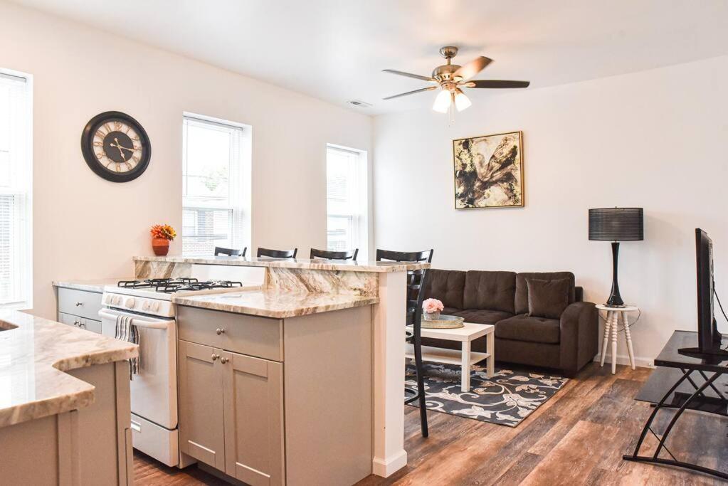 Beautiful Home-walkable Area W Parking Apartment *