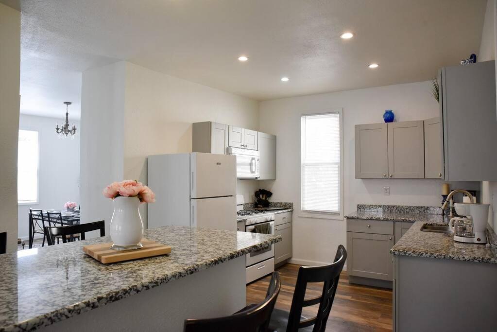 Stunning Big Near Downtown North Shore & Holiday home *