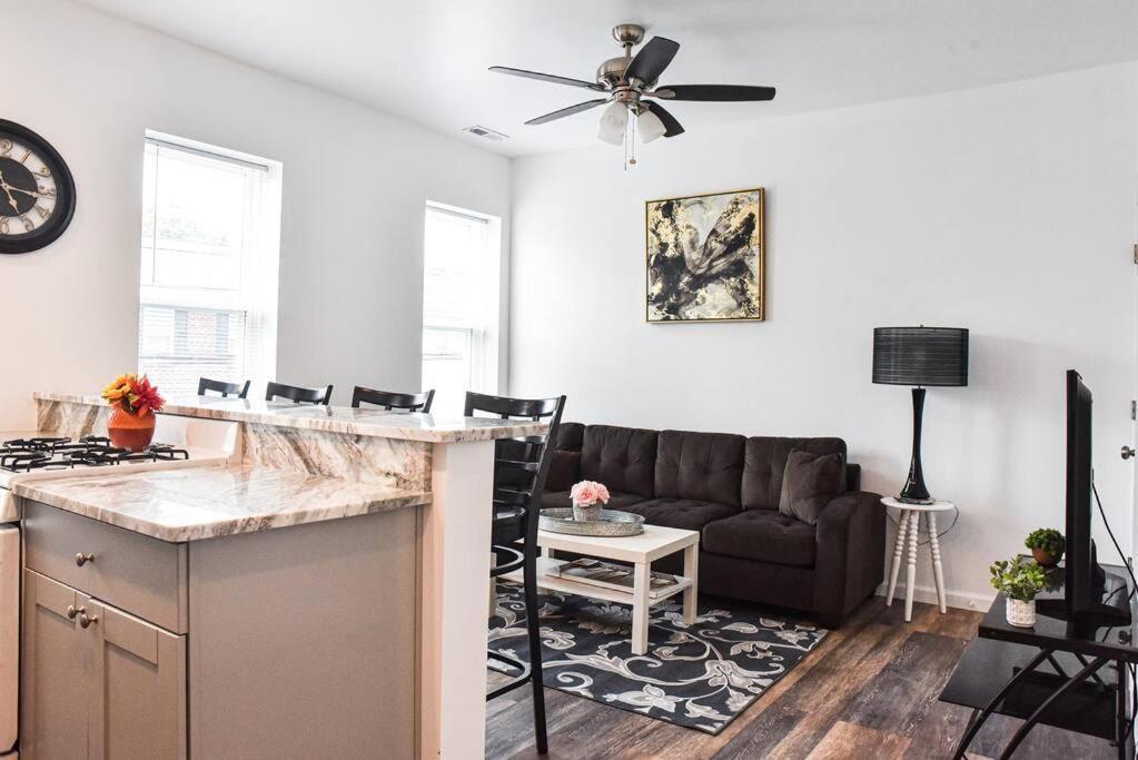 Apartment Beautiful Home-walkable Area W Parking