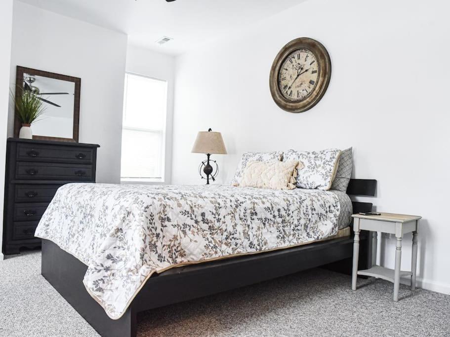 Beautiful Home-walkable Area W Parking Apartment