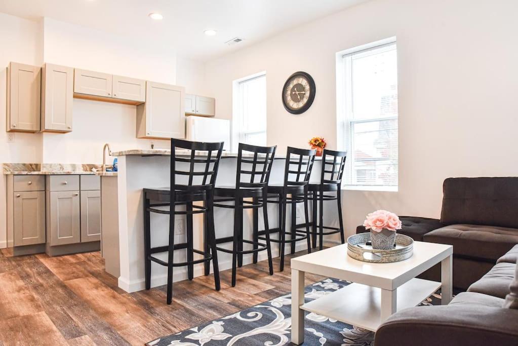 Apartment Beautiful Home-walkable Area W Parking *
