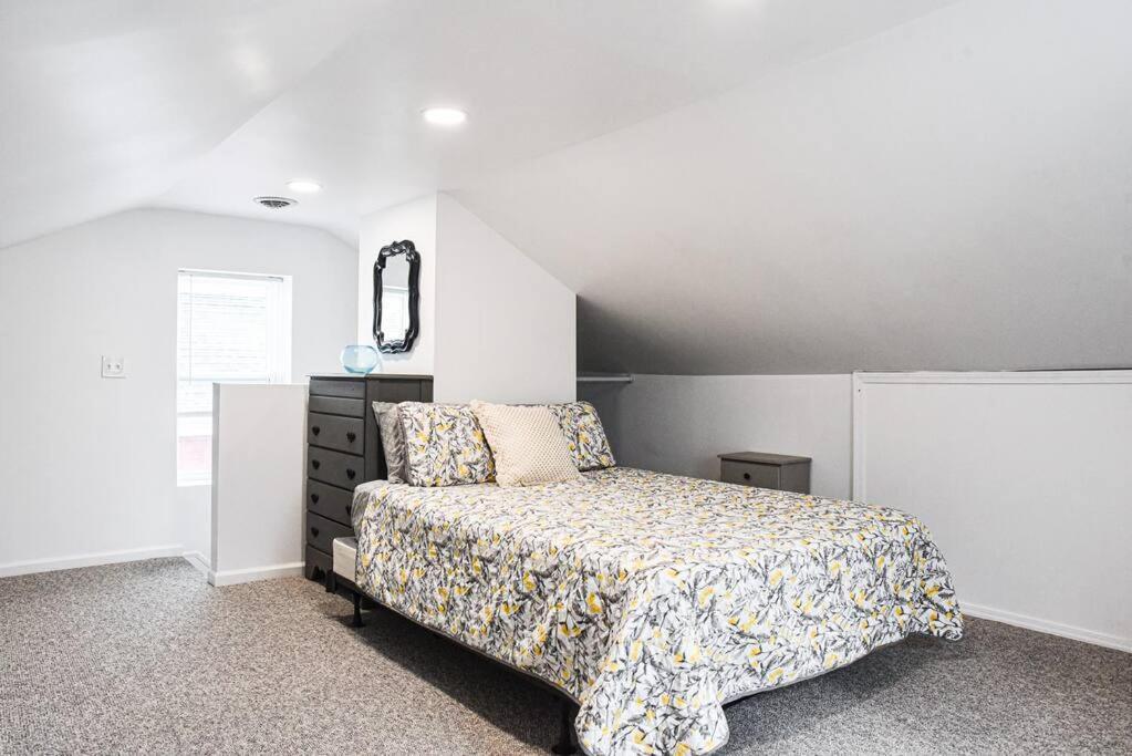 Beautiful Home-walkable Area W Parking * Pittsburgh
