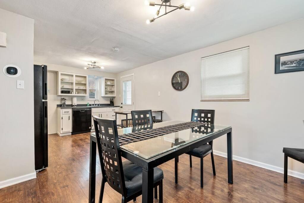 Holiday home Open Floor Spacious Home, 15min From Downtown, Private Garage, Kids Friendly