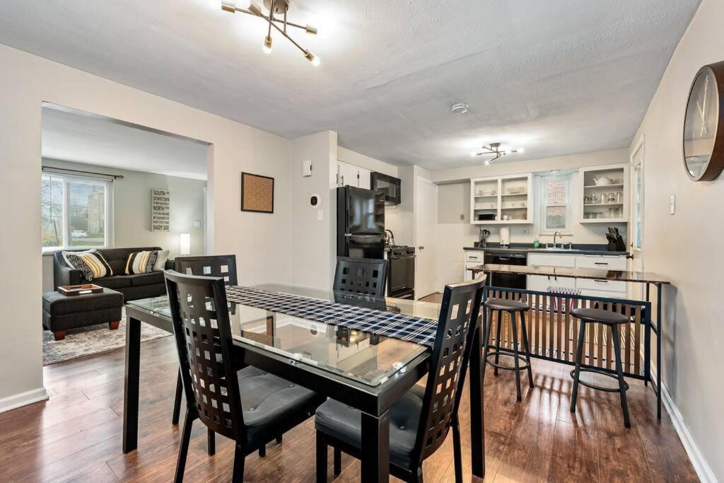 Open Floor Spacious Home, 15min From Downtown, Private Garage, Kids Friendly Holiday home *
