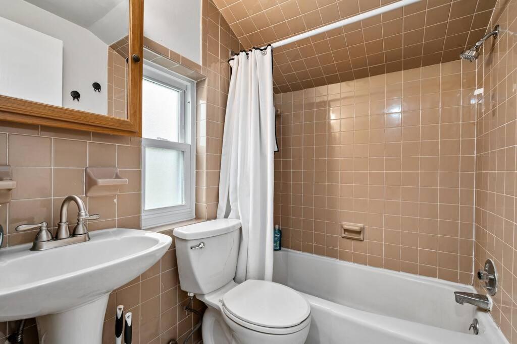 Holiday home Open Floor Spacious Home, 15min From Downtown, Private Garage, Kids Friendly *