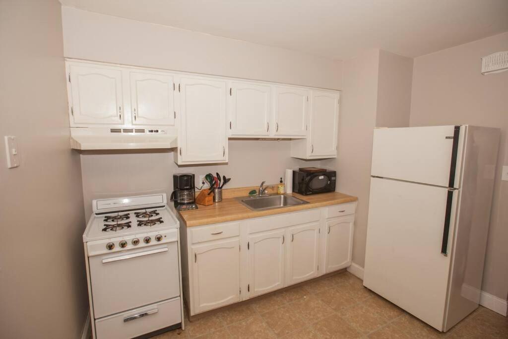 Apartment Hip & Cozy To Explore The Or Catch A Game