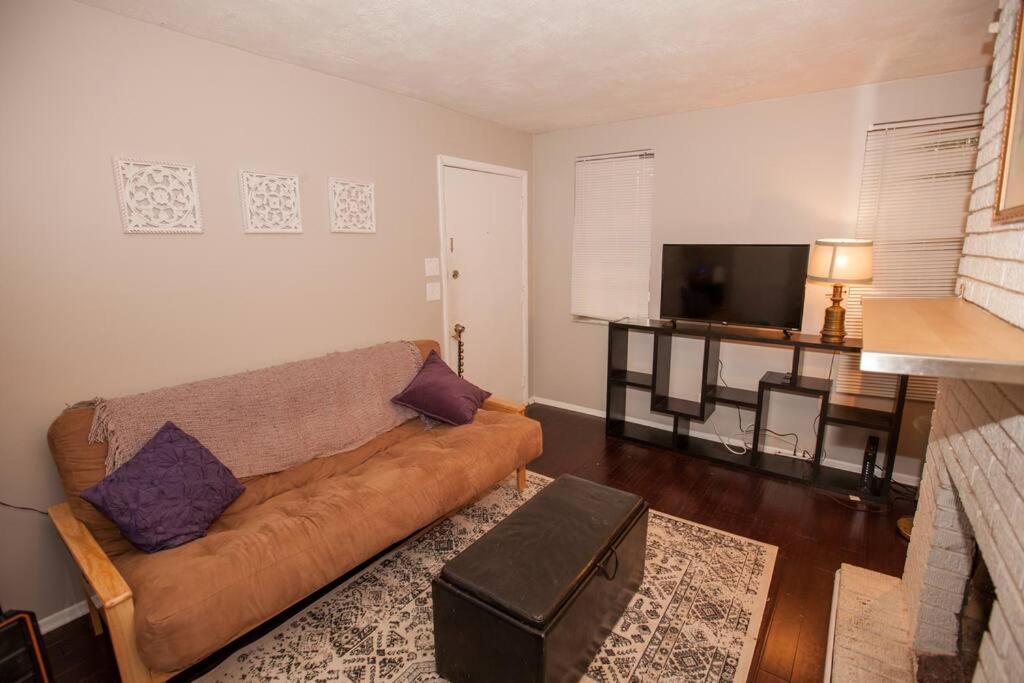 Hip & Cozy To Explore The Or Catch A Game Apartment
