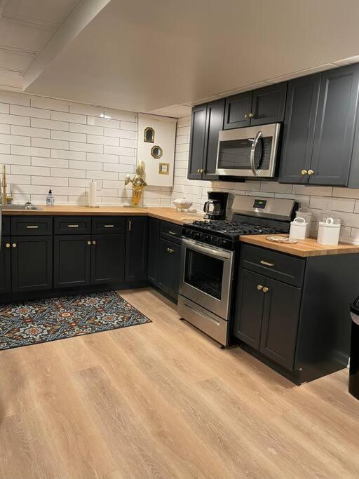 Modern & Chic Xl W Ez Airport Access Apartment Pittsburgh