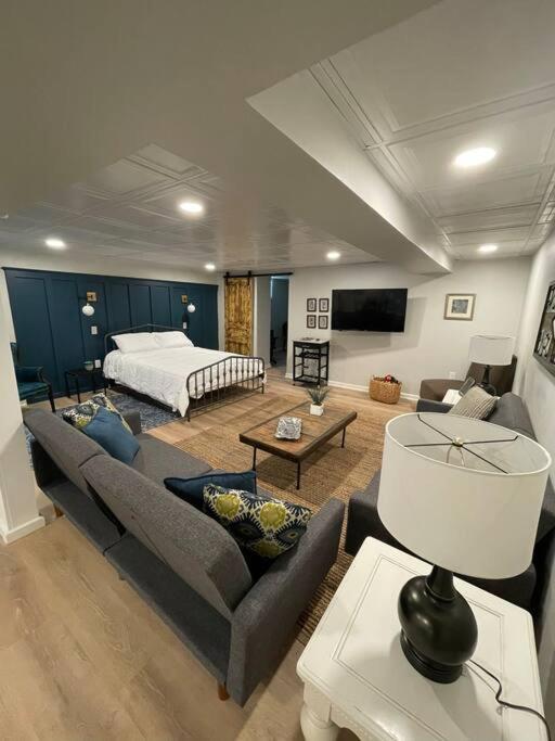 Modern & Chic Xl W Ez Airport Access Apartment