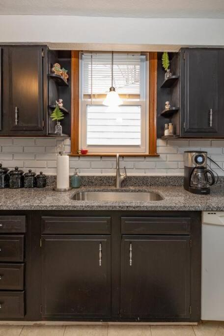 Stylish And Refined With Easy Access Apartment