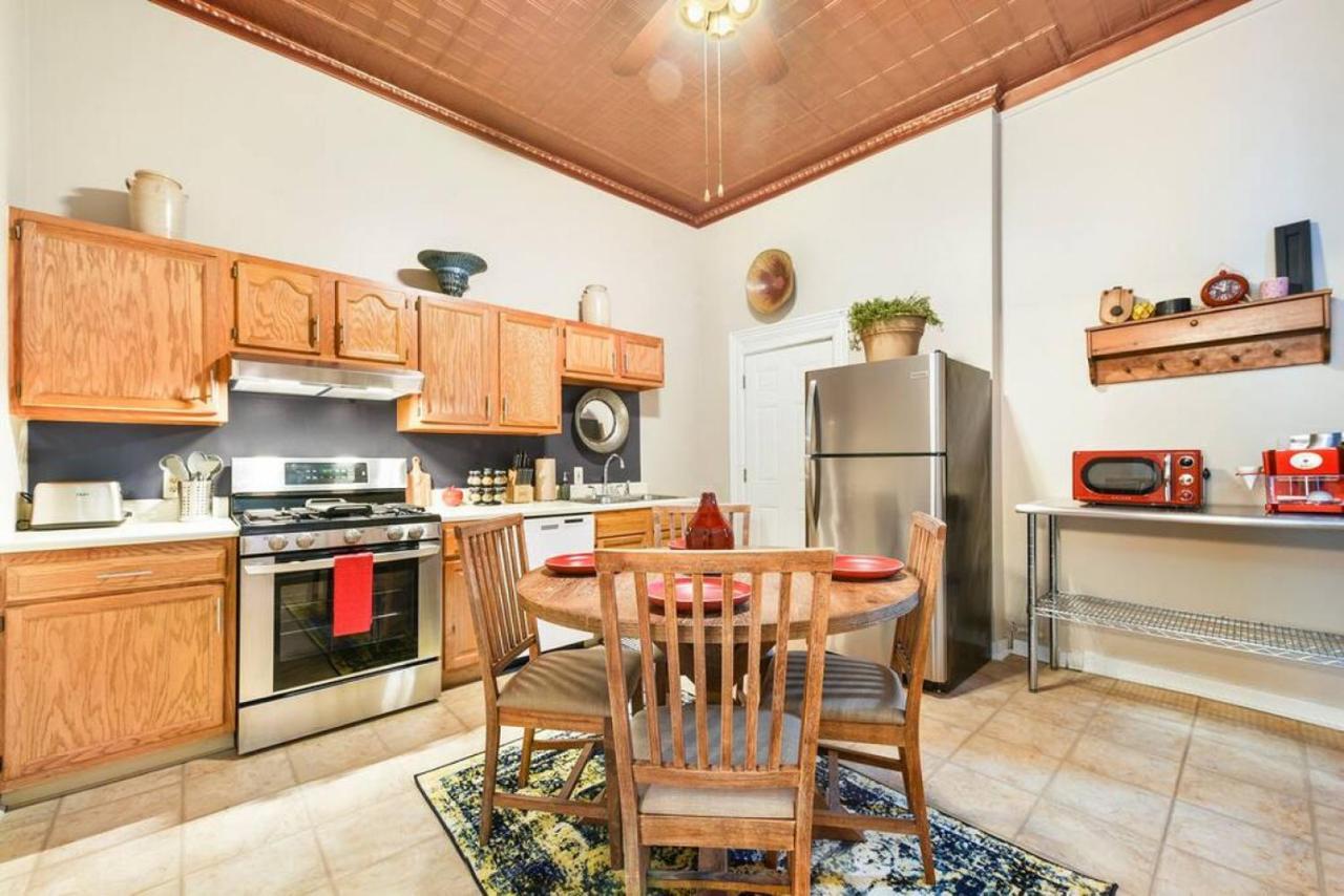 Holiday home Hostwise - The Raymer - Famous Artist Home, Driveway Parking, Fire Pit Pittsburgh