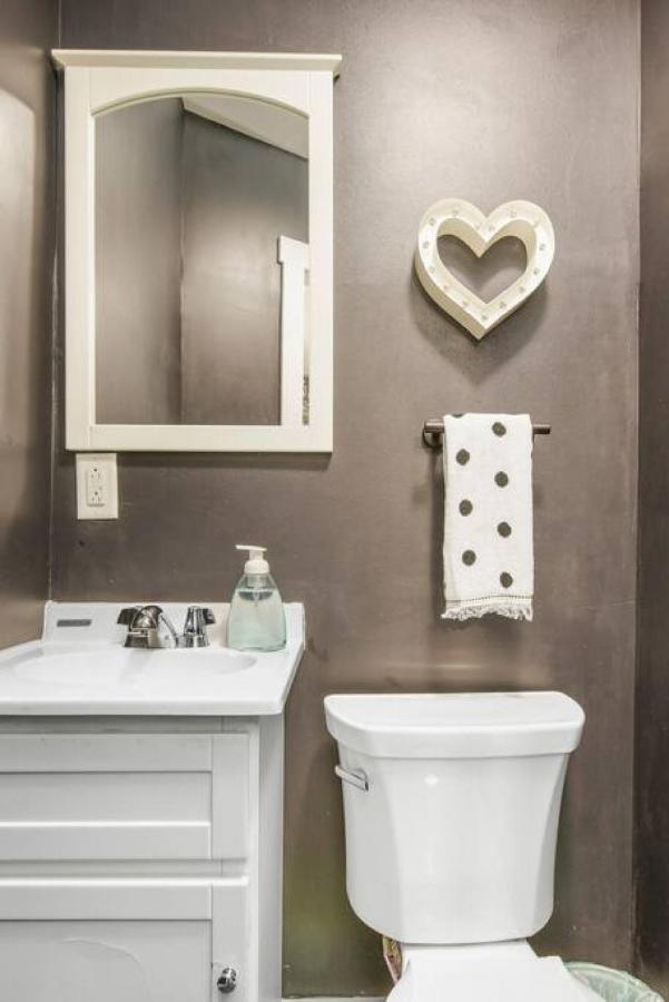 Hostwise - Chalk Art House - Chalkboard Wall, Private Parking, Patio Holiday home *