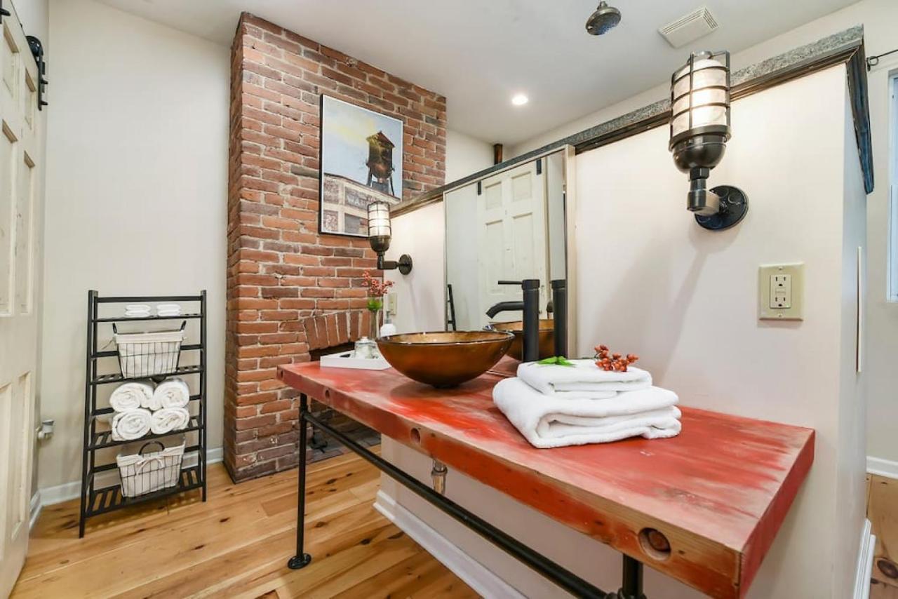 Casa de férias Hostwise - The Ocala - Free Parking, Cool Space, Spiral Stairs Pittsburgh