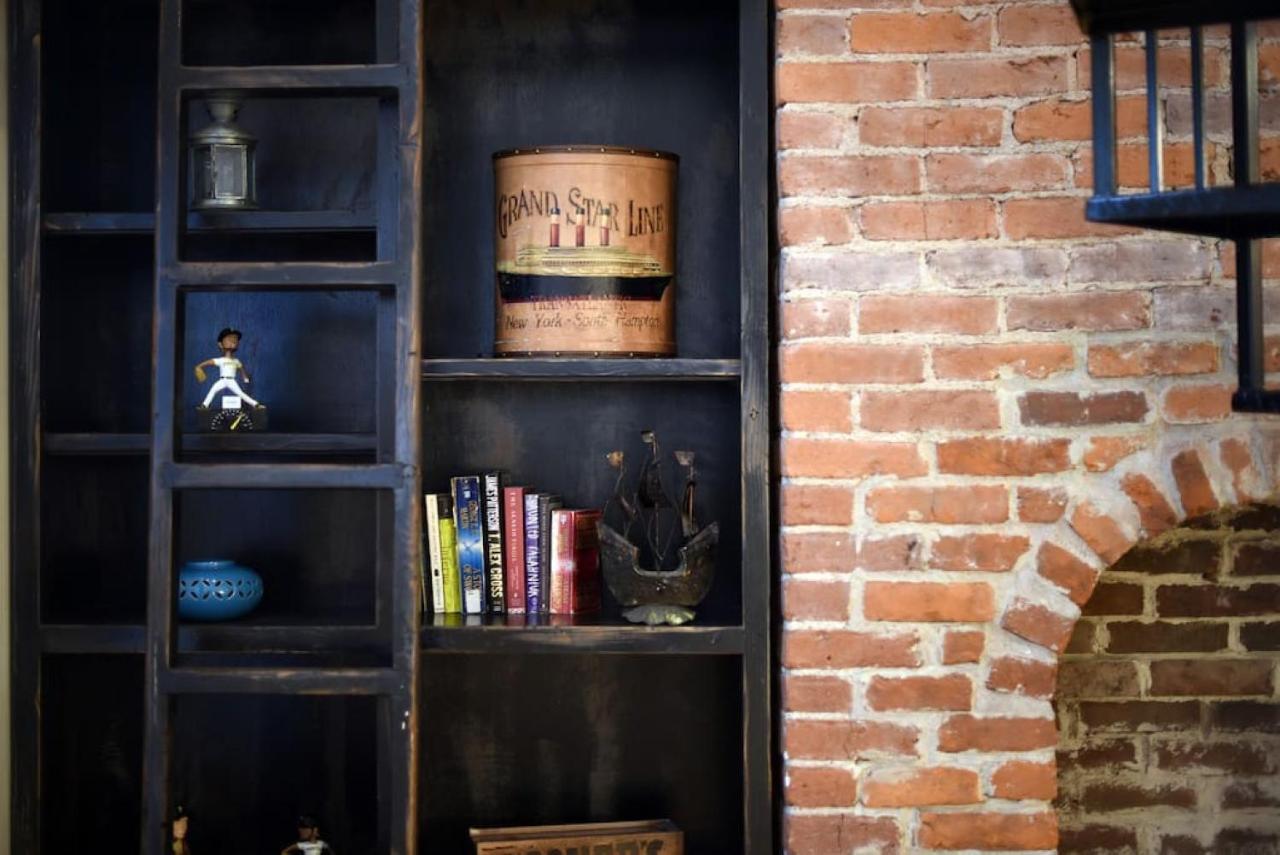 Casa de férias Hostwise - The Ocala - Free Parking, Cool Space, Spiral Stairs *