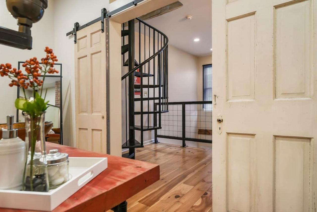 Casa de férias Hostwise - The Ocala - Free Parking, Cool Space, Spiral Stairs *
