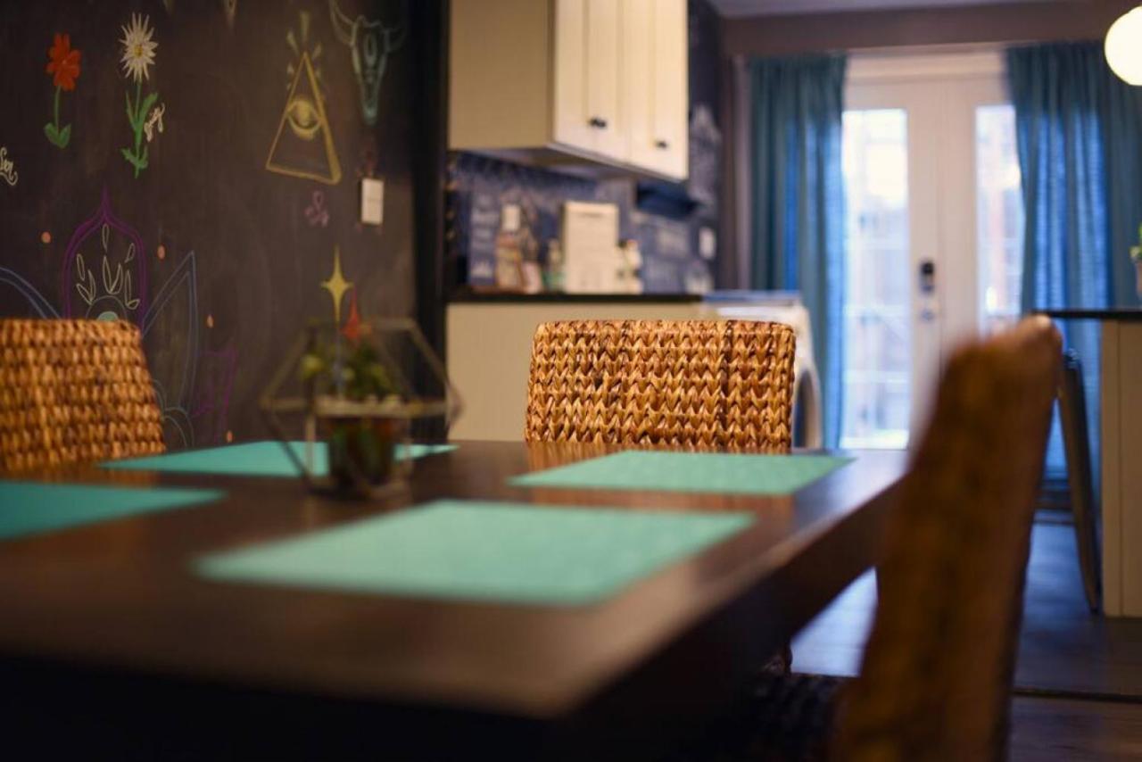 Hostwise - Chalk Art House - Chalkboard Wall, Private Parking, Patio * Pittsburgh