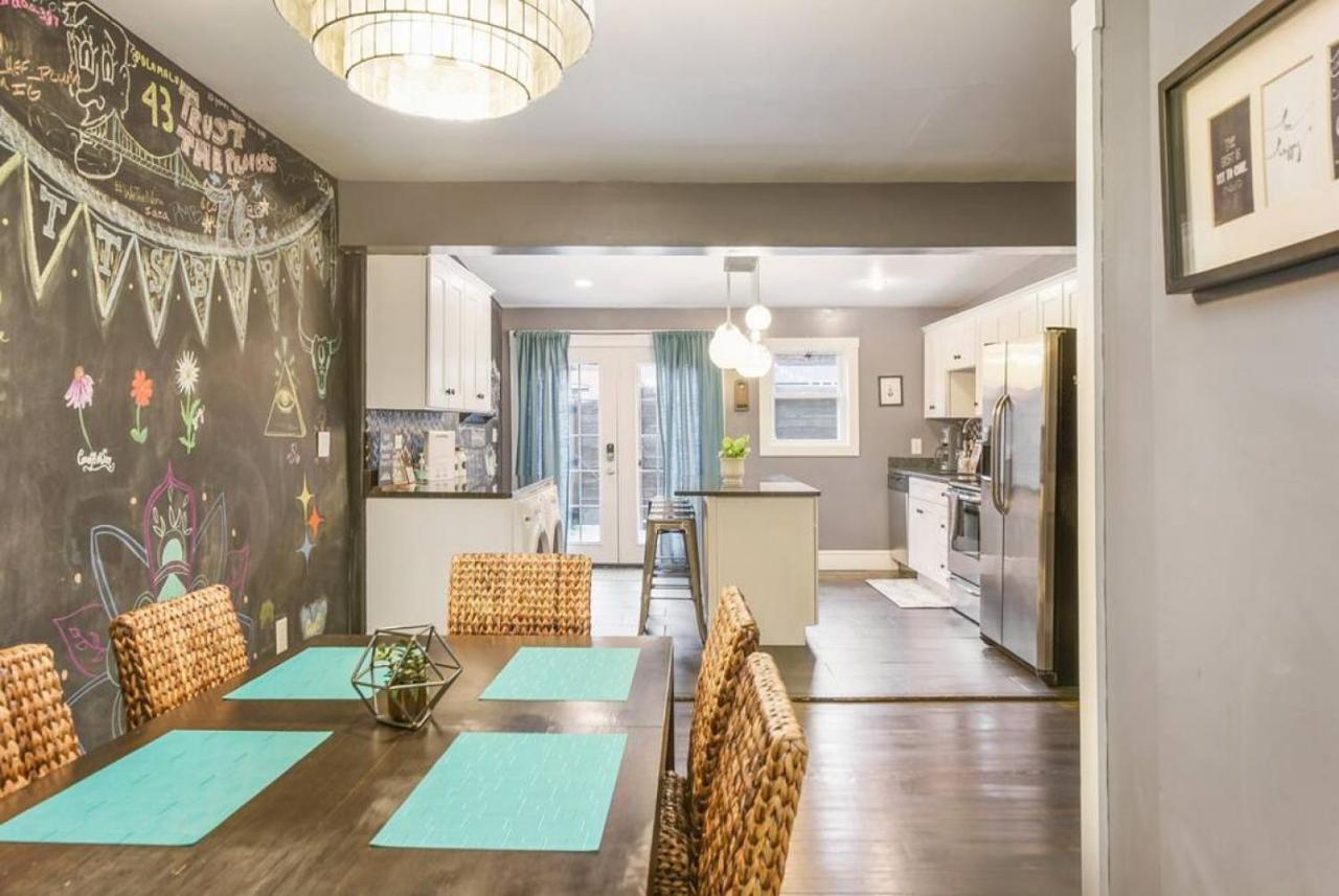 Hostwise - Chalk Art House - Chalkboard Wall, Private Parking, Patio Holiday home Pittsburgh