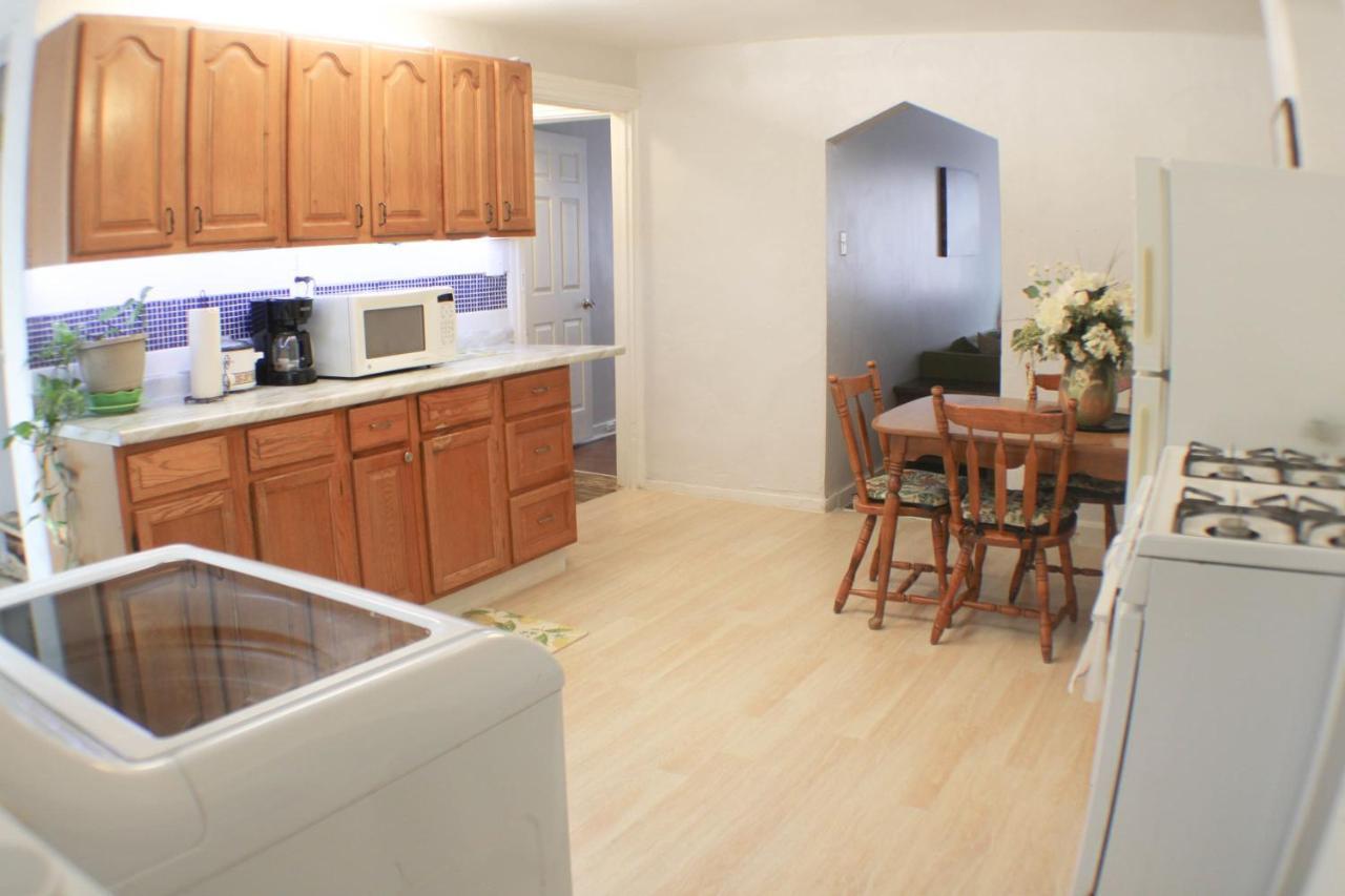 3 Bedroom Southside Pad - Sleeps 8 - Amazing Location *