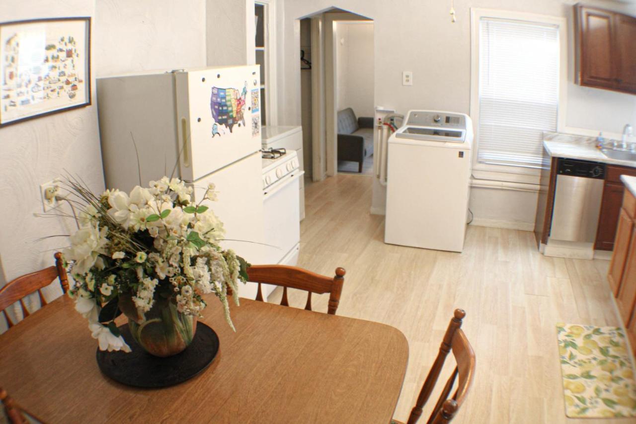 3 Bedroom Southside Pad - Sleeps 8 - Amazing Location Apartment