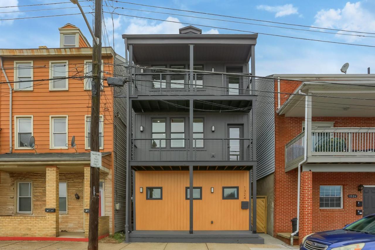 Urban Oasis Retreat With Luxury Design, Hot Tub, Fire Pit, Breathtaking Downtown & River Views * Pittsburgh