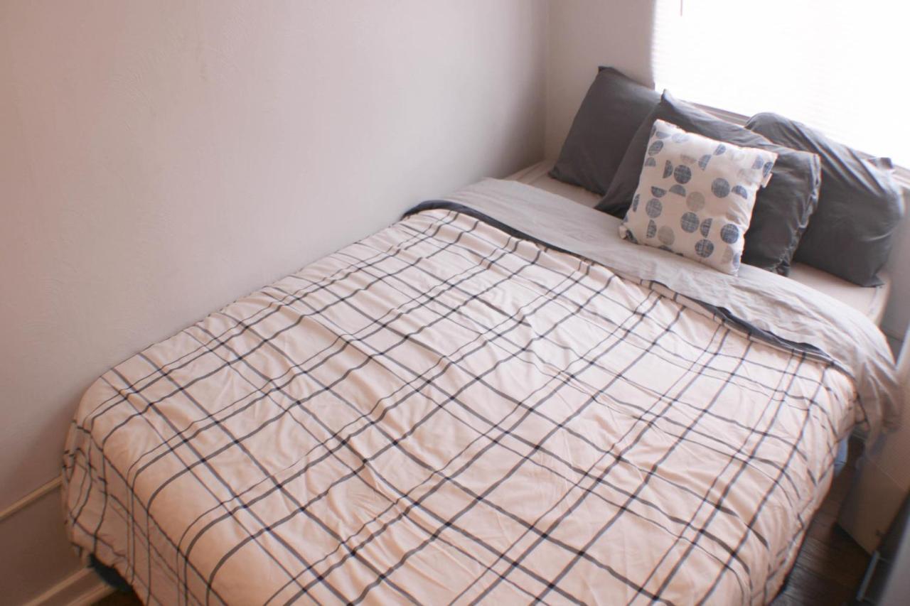 3 Bedroom Southside Pad - Sleeps 8 - Amazing Location Apartment