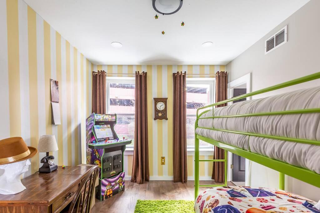 King Bed / Free Parking / Arcade / Bbq / Patio Holiday home *