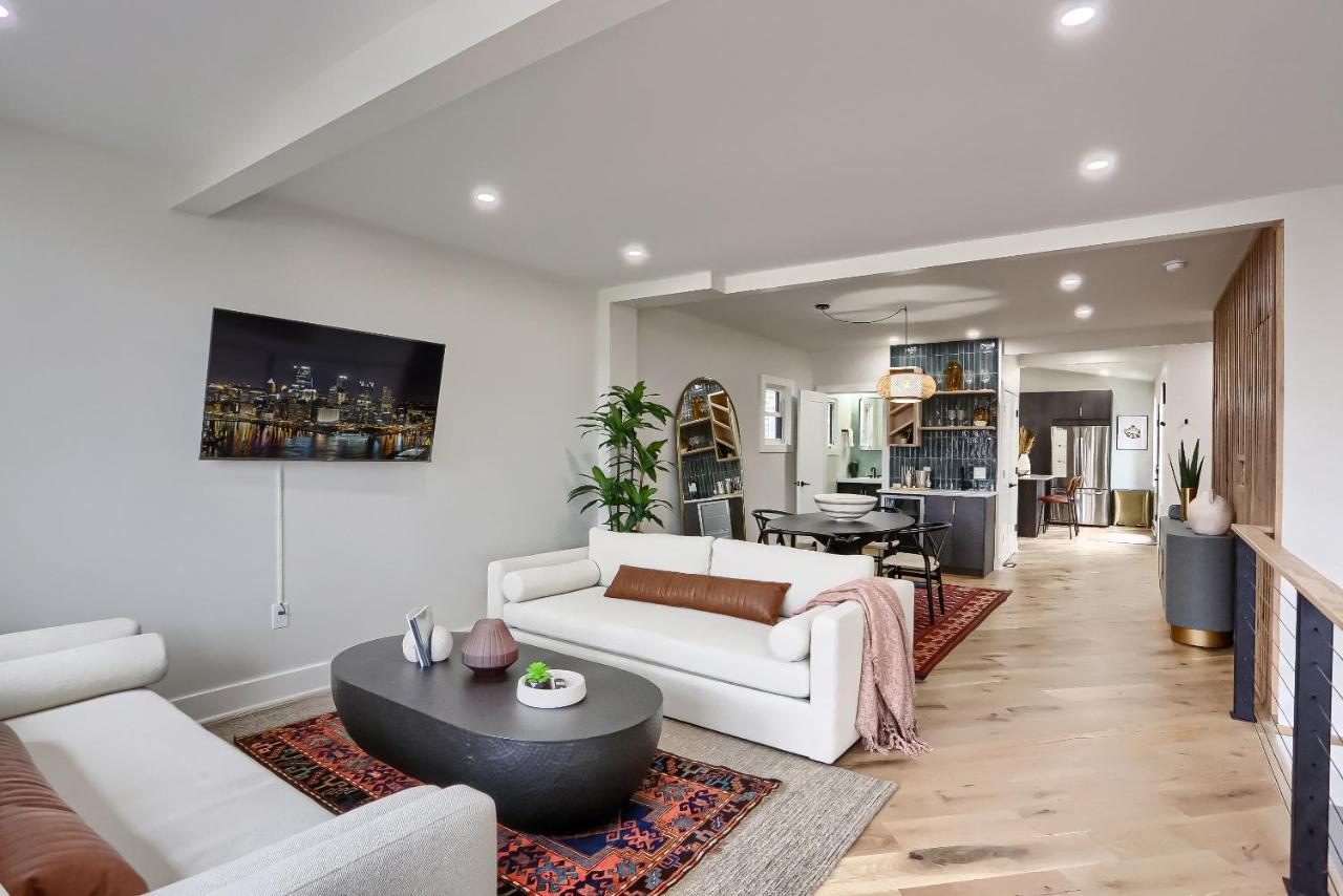 Urban Oasis Retreat With Luxury Design, Hot Tub, Fire Pit, Breathtaking Downtown & River Views Holiday home