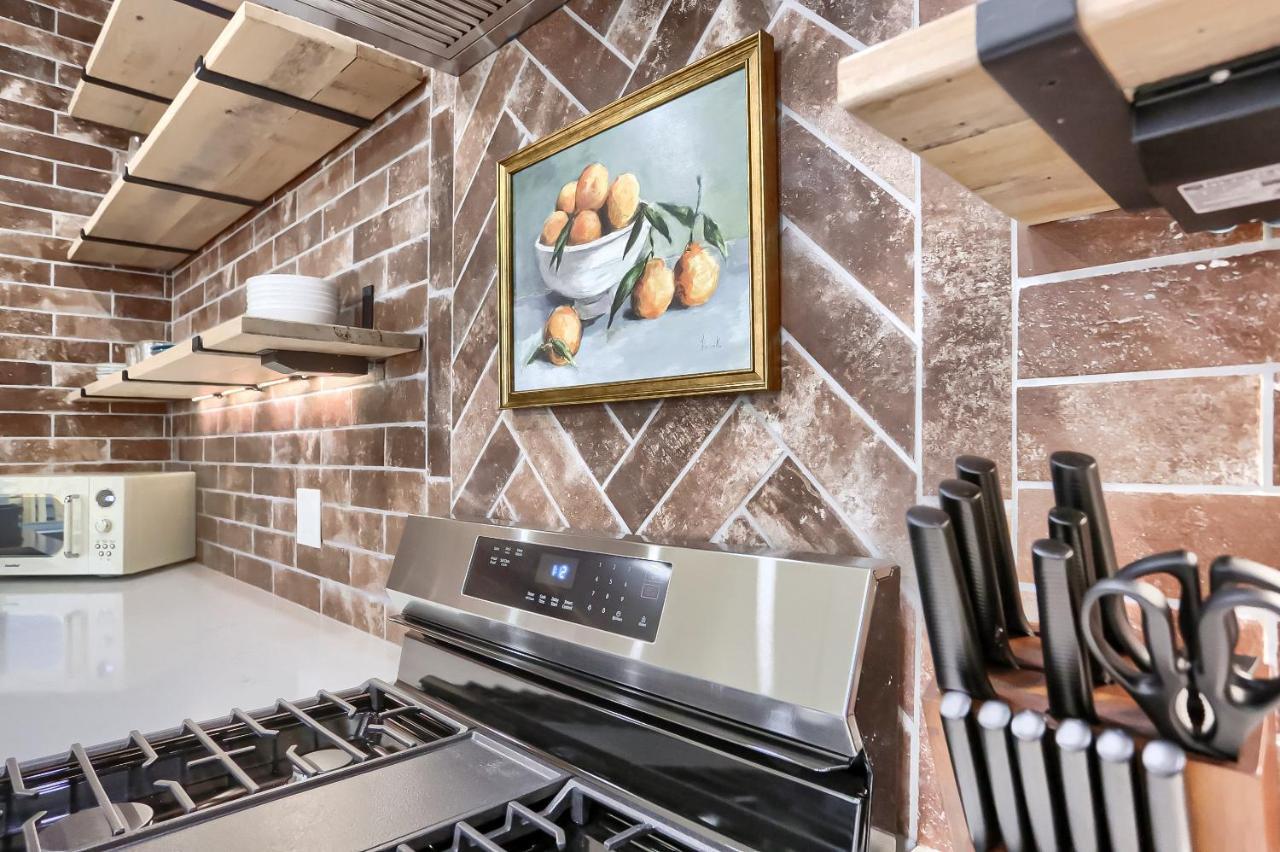 Urban Oasis Retreat With Luxury Design, Hot Tub, Fire Pit, Breathtaking Downtown & River Views *