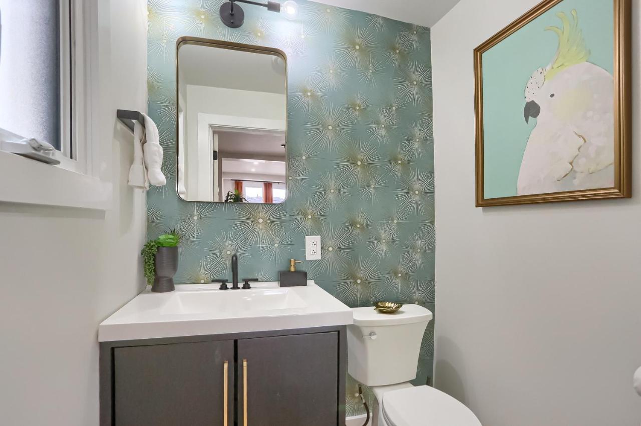 Urban Oasis Retreat With Luxury Design, Hot Tub, Fire Pit, Breathtaking Downtown & River Views Holiday home Pittsburgh