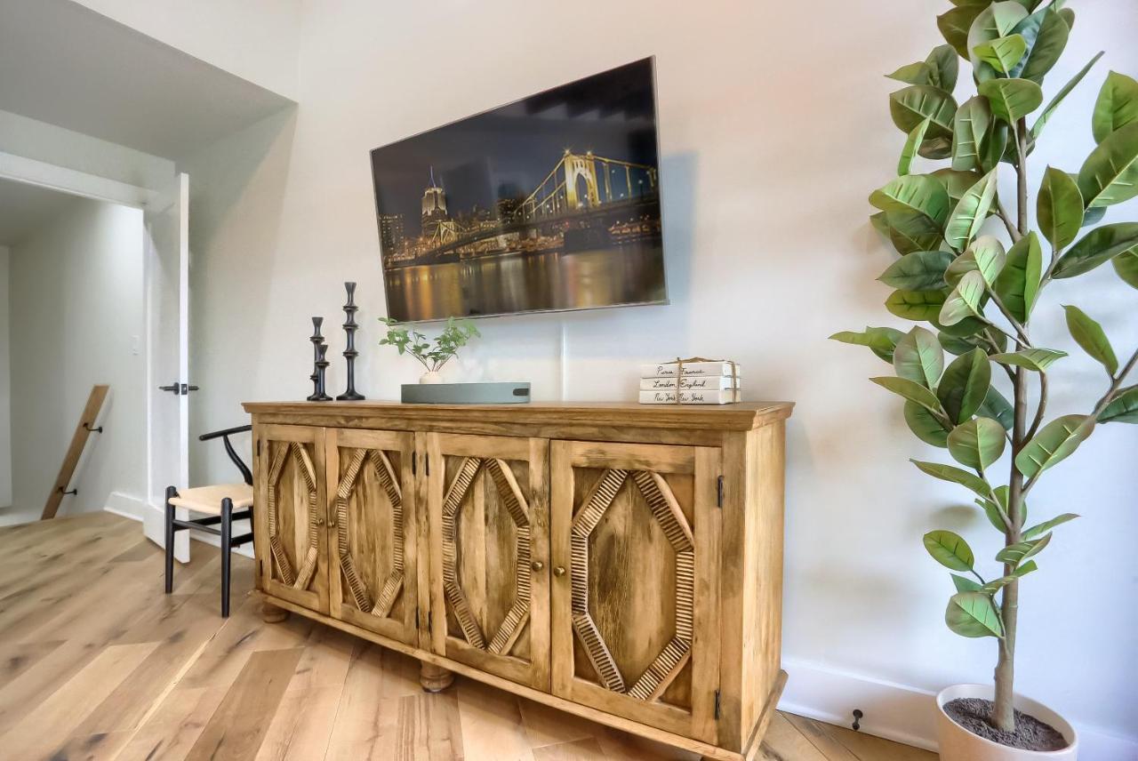 Holiday home Urban Oasis Retreat With Luxury Design, Hot Tub, Fire Pit, Breathtaking Downtown & River Views