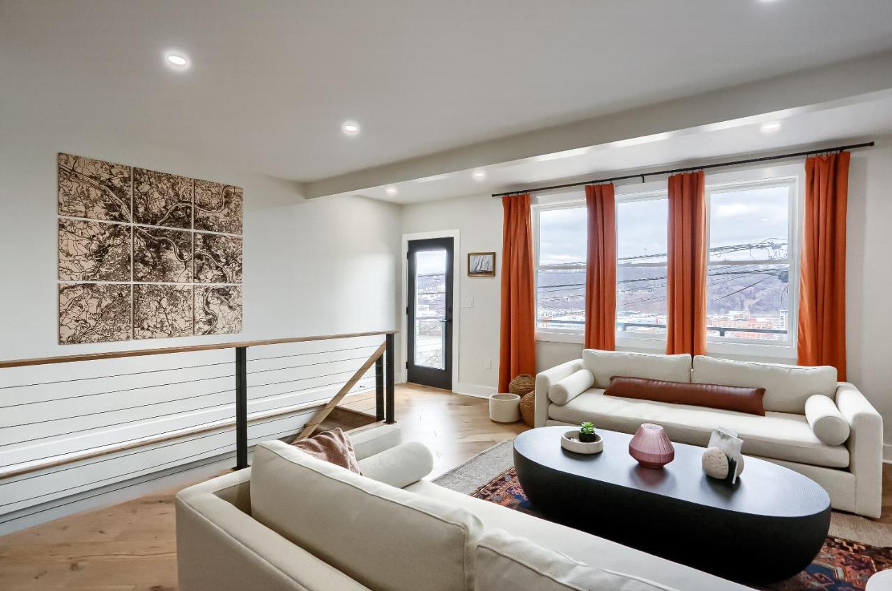 Holiday home Urban Oasis Retreat With Luxury Design, Hot Tub, Fire Pit, Breathtaking Downtown & River Views *
