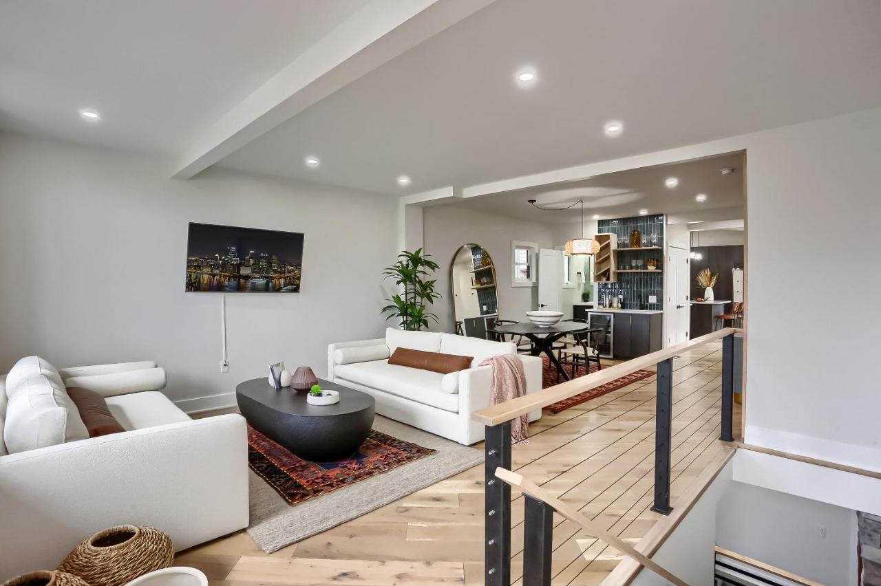 Holiday home Urban Oasis Retreat With Luxury Design, Hot Tub, Fire Pit, Breathtaking Downtown & River Views Pittsburgh