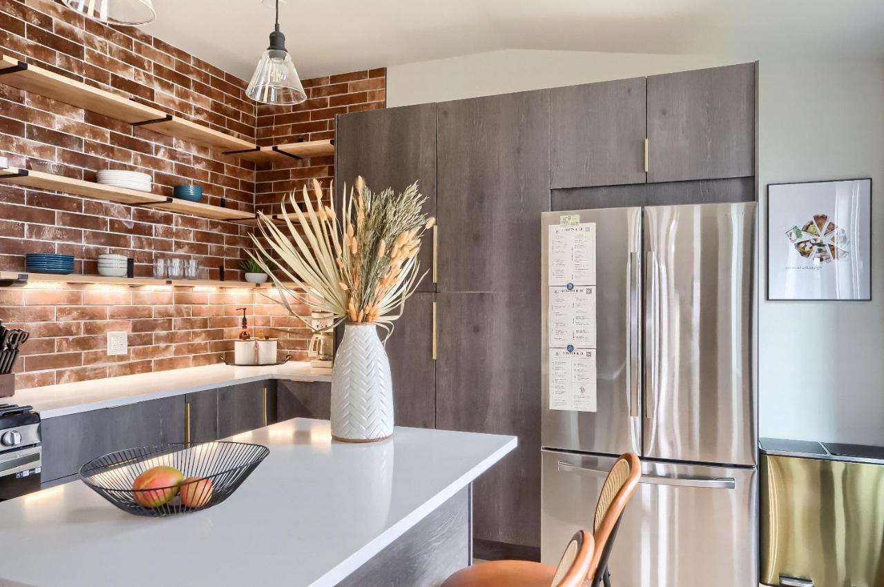 Urban Oasis Retreat With Luxury Design, Hot Tub, Fire Pit, Breathtaking Downtown & River Views Holiday home
