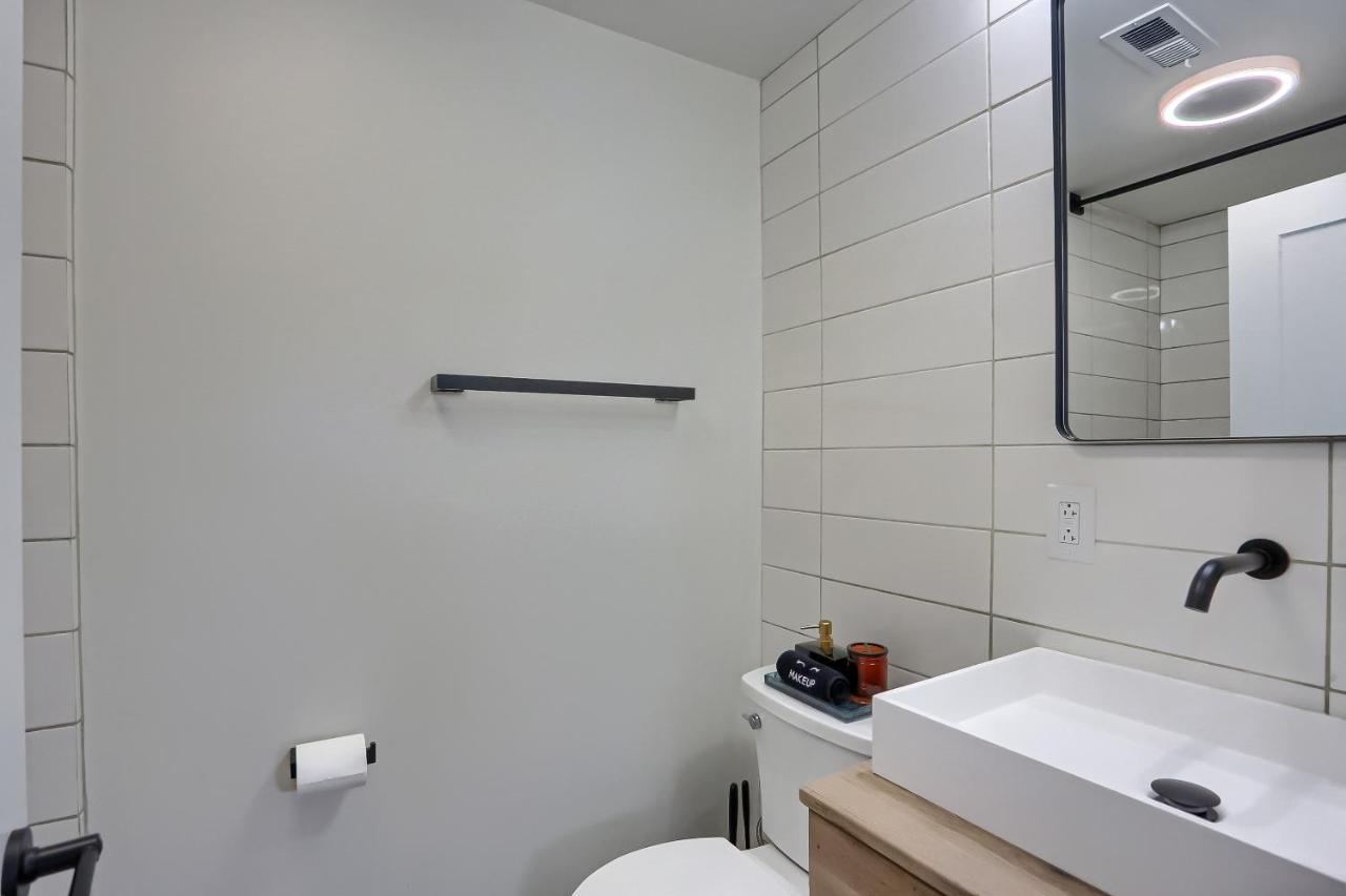 Urban Oasis Retreat With Luxury Design, Hot Tub, Fire Pit, Breathtaking Downtown & River Views Holiday home *