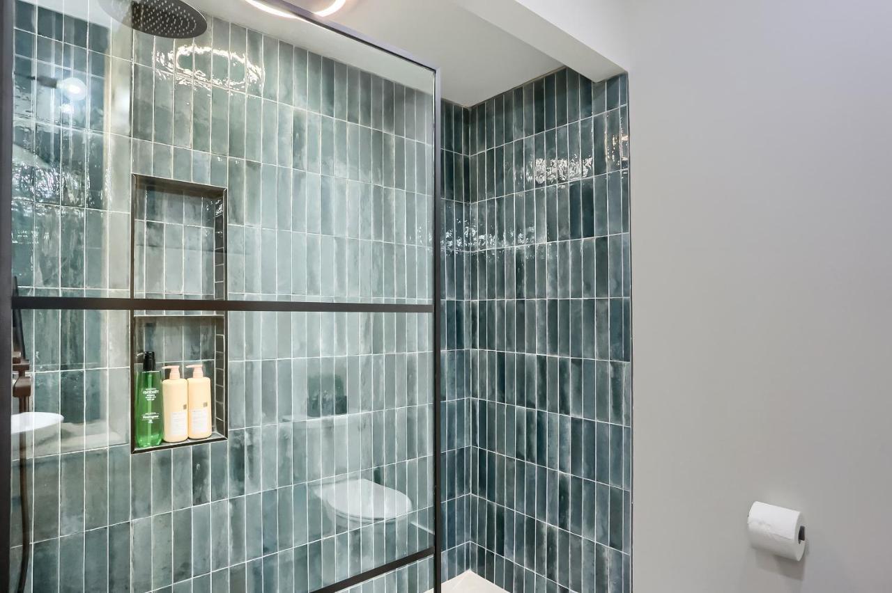 Urban Oasis Retreat With Luxury Design, Hot Tub, Fire Pit, Breathtaking Downtown & River Views Holiday home Pittsburgh