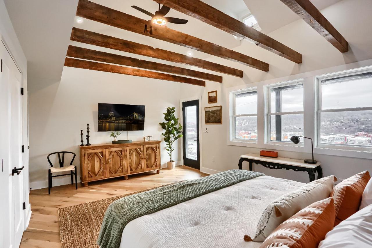 Urban Oasis Retreat With Luxury Design, Hot Tub, Fire Pit, Breathtaking Downtown & River Views Holiday home