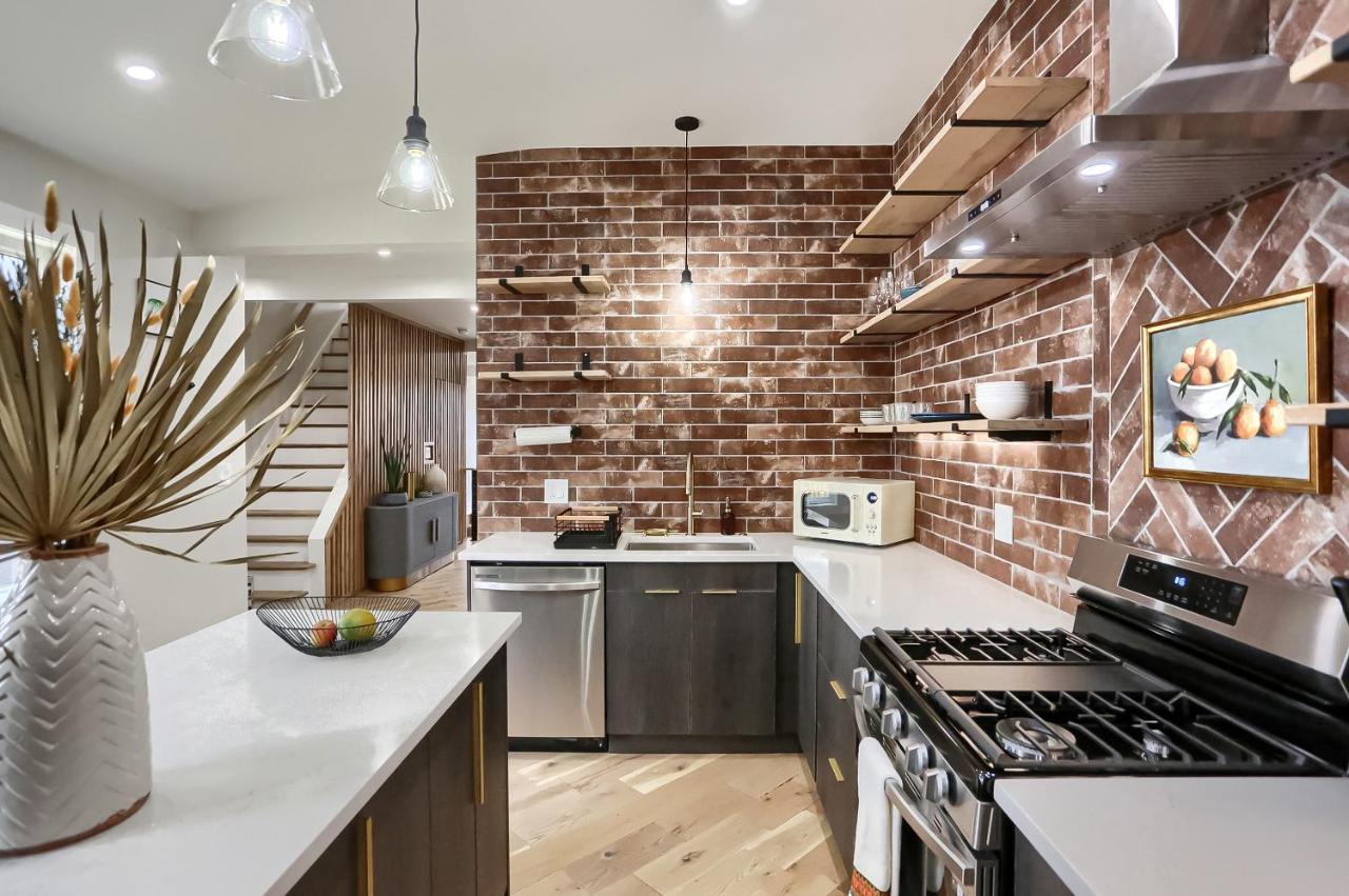 Urban Oasis Retreat With Luxury Design, Hot Tub, Fire Pit, Breathtaking Downtown & River Views