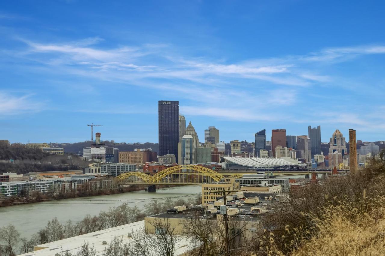Urban Oasis Retreat With Luxury Design, Hot Tub, Fire Pit, Breathtaking Downtown & River Views Holiday home