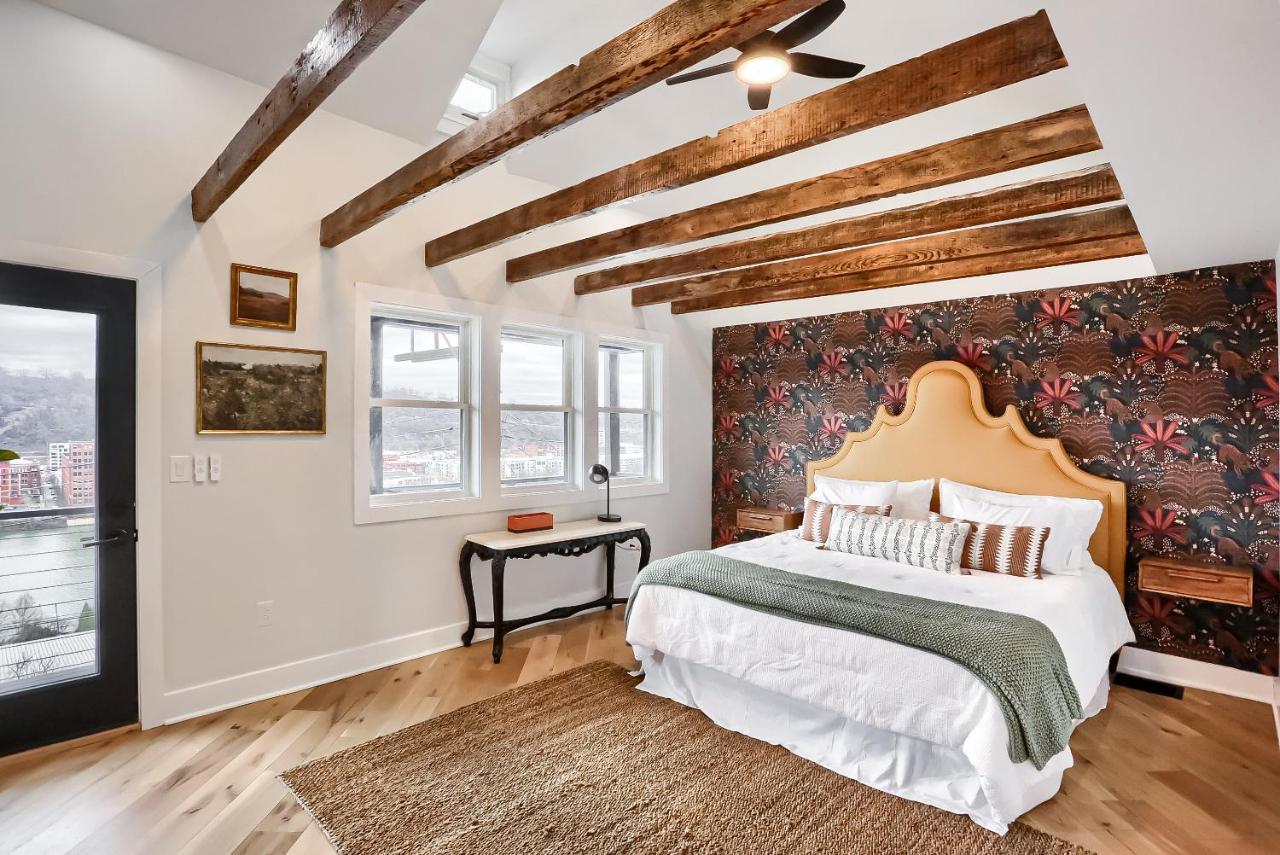 Urban Oasis Retreat With Luxury Design, Hot Tub, Fire Pit, Breathtaking Downtown & River Views * Pittsburgh