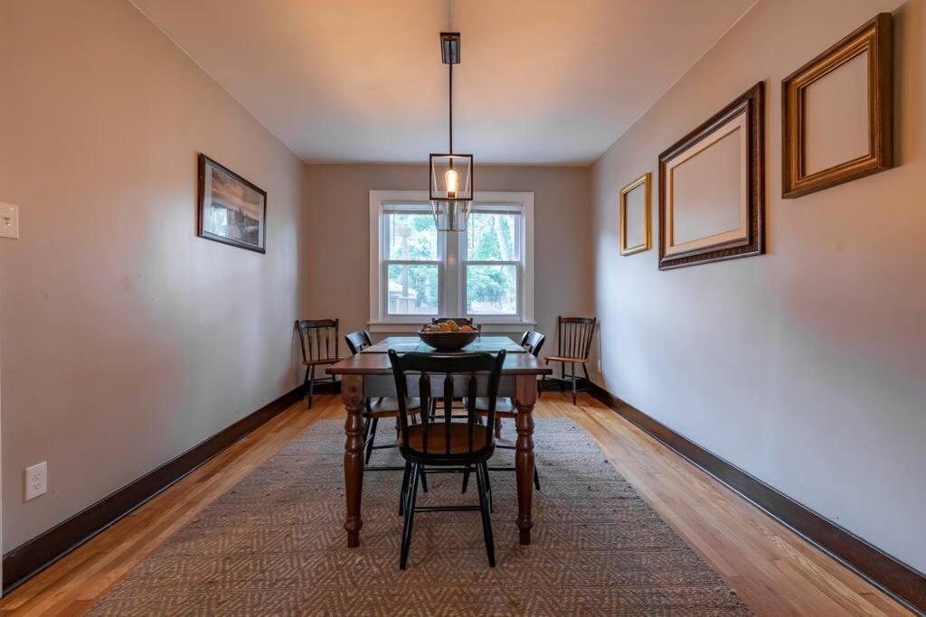Craftsmen Charmer With Easy & Airport Access *