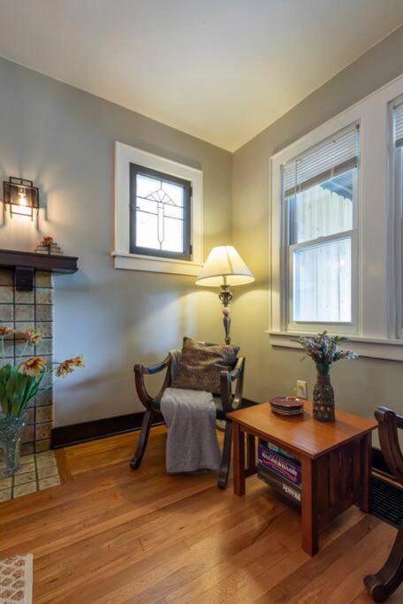 Holiday home Craftsmen Charmer With Easy & Airport Access Pittsburgh