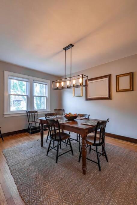 Craftsmen Charmer With Easy & Airport Access