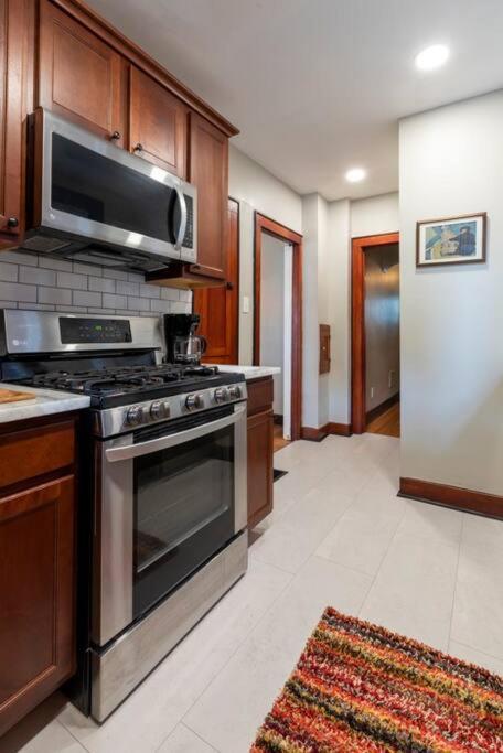 Craftsmen Charmer With Easy & Airport Access Holiday home