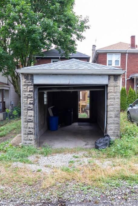 Craftsmen Charmer With Easy & Airport Access *