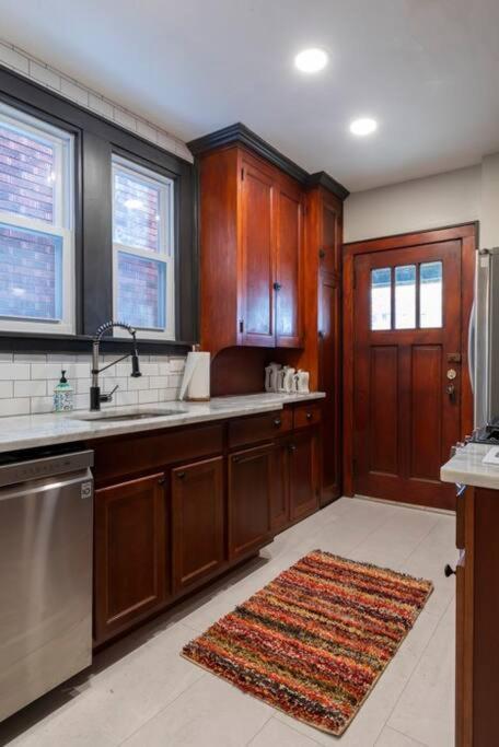 Holiday home Craftsmen Charmer With Easy & Airport Access