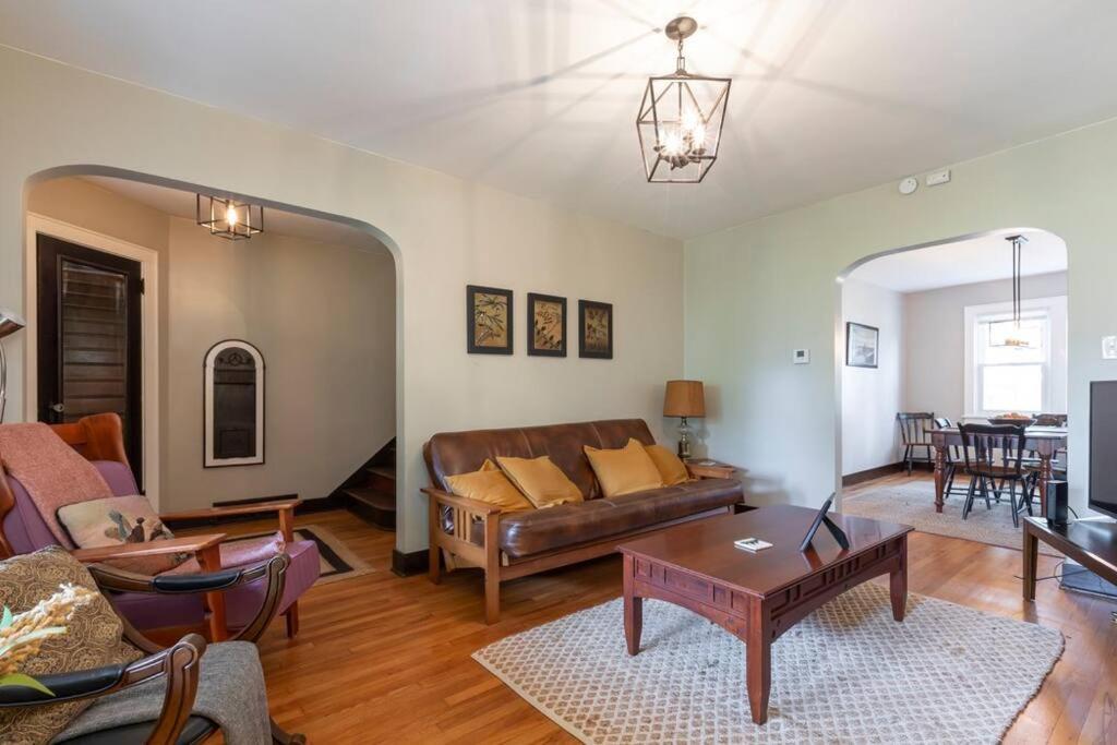 Craftsmen Charmer With Easy & Airport Access *