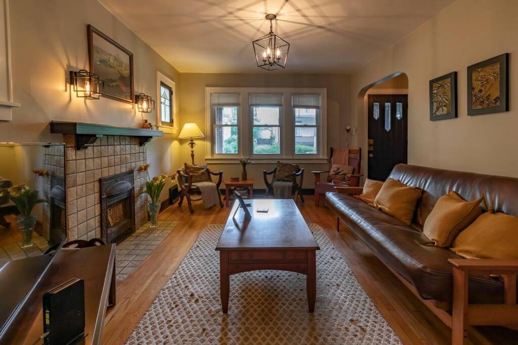 Craftsmen Charmer With Easy & Airport Access Holiday home Pittsburgh