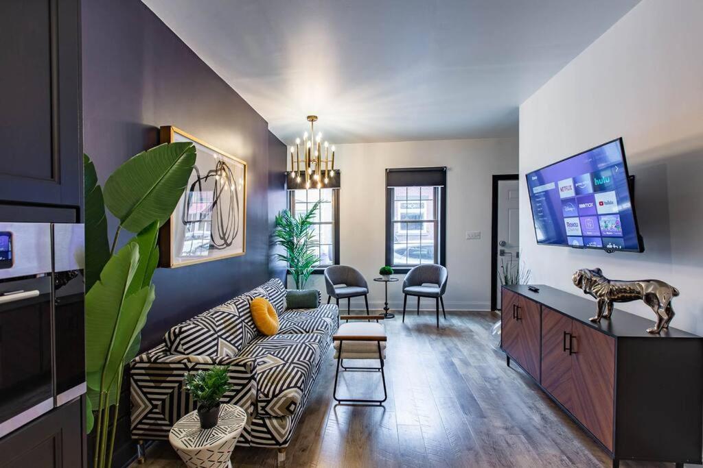 King Bed / Free Parking / Bbq / Fire Pit / Arcade