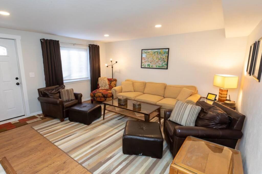 Holiday home Updated & Comfy With Parking Easy Access Pittsburgh